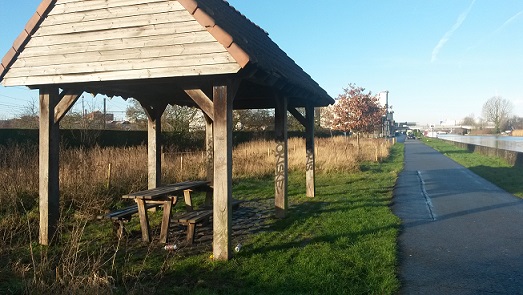 vandalisme aan wandelaarshut in Izegem langs kanaal Roeselare-Leie