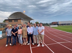 Minister Weyts investeert ruim 450.000 euro in atletiekpiste in Torhout