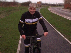 Raadslid Luc Coupillie bij een fietspad in Diksmuide