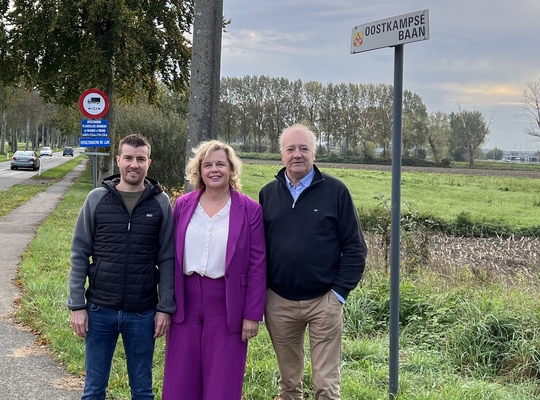 Foto van provincieraadslid Isabelle Vandenbrande uit Beernem samen met Oostkamps gemeenteraadslid Robin Declerck en Zedelgems gemeenteraadslid Eddy De Wispelaere op het kruispunt van de Oostkampse baan en de Steenbrugsestraat.