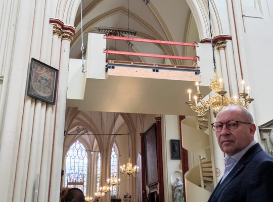 Provincieraadslid Jan Van Meirhaeghe bij onafgewerkt doksaal in Sint-Salvatorkathedraal Brugge