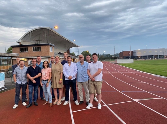 Minister Weyts investeert ruim 450.000 euro in atletiekpiste in Torhout
