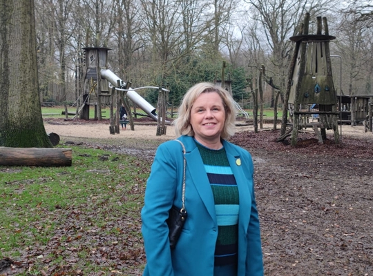 Raadslid Isabelle Vandenbrande bij de huidige speeltoestellen in provinciedomein Bulskampveld