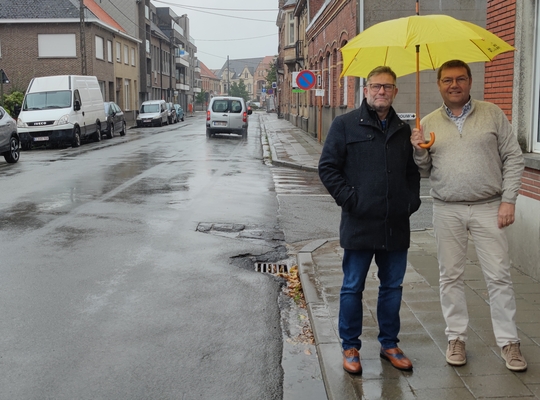 Fietspad Bruggestraat in Staden met provincieraadslid Kristof Pillaert en gemeenteraadslid Jan Depla