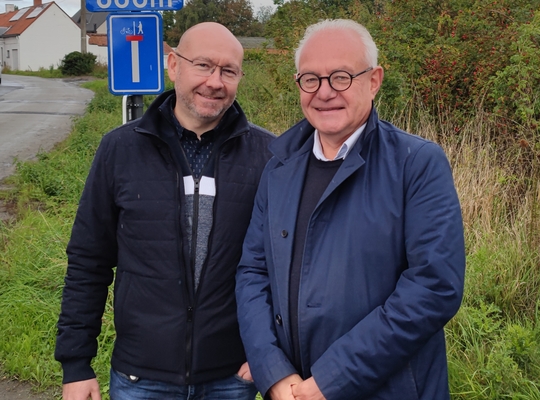 Provincieraadslid Johan De Poorter uit Meulebeke en Wevelgems gemeenteraadslid Filip Daem bij de geplande werken voor aanleg fietspaden bij provinciedomein Bergelen
