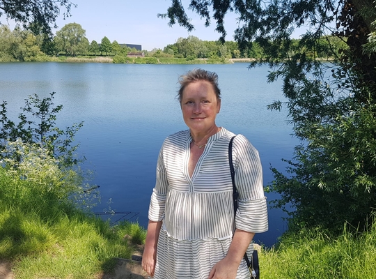 Provincieraadslid Sigrid Vandenbulcke bij de Bergelenput in provinciedomein Bergelen te Wevelgem