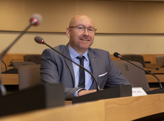 Provincieraadslid Johan De Poorter in raadzaal Boeverbos