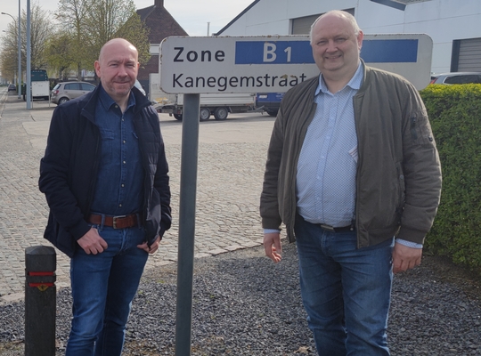- Foto ter hoogte van de Kanegemstraat met vlnr provincieraadslid Johan De Poorter (Meulebeke) en Tielts gemeenteraadslid voor N-VA Henk Mauws.
