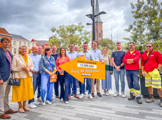 Terwijl Alexander De Croo blijft treuzelen, nodigt de N-VA mensen in Henegouwen uit om aan de slag te gaan bij West-Vlaamse bedrijven.