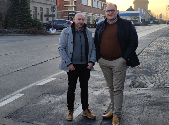 Gemeenteraadslid Michiel Vandewalle en provincieraadslid Johan De Poorter langs de Franklin Rooseveltlaan in Waregem