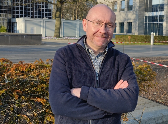 Raadslid Johan De Poorter bij een haag aan provinciehuis Boeverbos