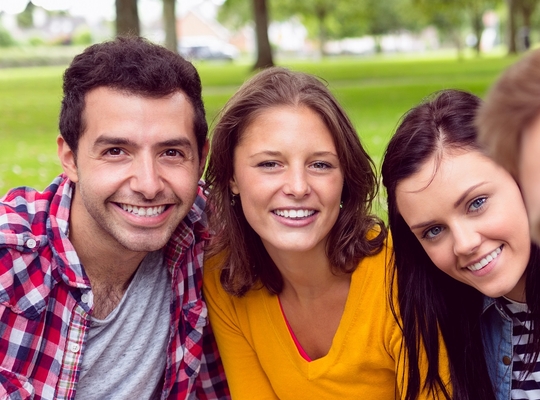 Jongeren die een selfie nemen in kader van hun studies in het buitenland