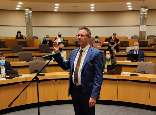 Raadslid Kurt Himpe legt de eed af.