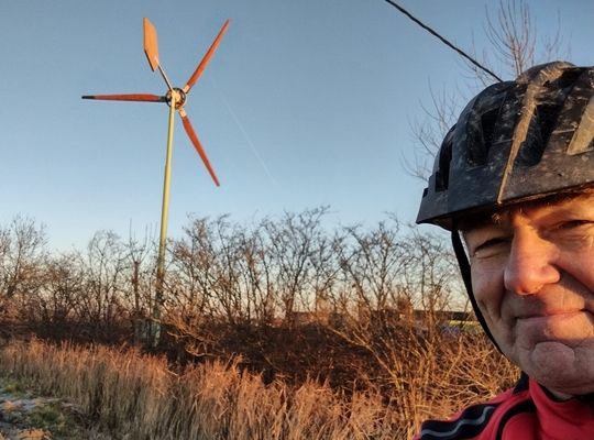 Raadslid Luc Coupillie bij een kleine windmolen in Diksmuide