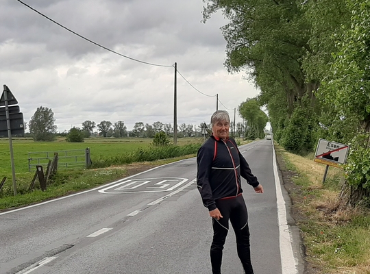 Raadslid Luc Coupillie tussen fietspad Esen en Vladslo