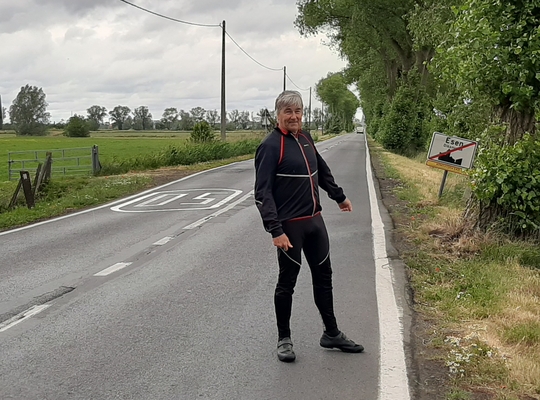 Raadslid Luc Coupillie bij fietspad Esen - Vladslo