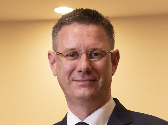 Provincieraadslid Kurt Himpe op het spreekgestoelte provinciehuis Boeverbos