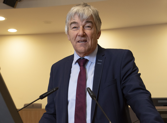 Raadslid Luc Coupillie uit Diksmuide met zijn betoog in provinciehuis Boeverbos te Brugge