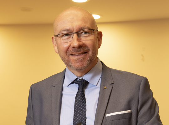 Provincieraadslid Johan De Poorter op spreekgestoelte provinciehuis Boeverbos