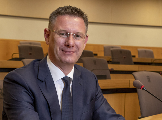 Kurt Himpe aan het woord in de provincieraadszaal