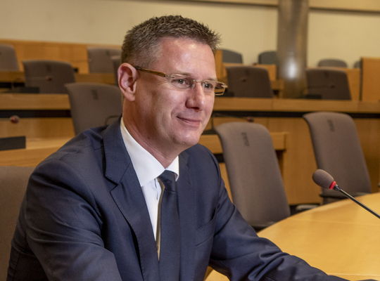 Raadslid Kurt Himpe in raadszaal Boeverbos
