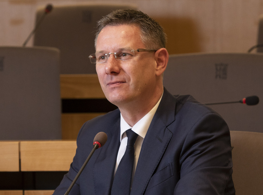 Provincieraadslid Kurt Himpe aan het werk in provinciehuis Boeverbos