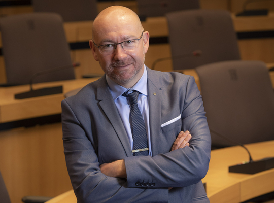 Provincieraadslid Johan De Poorter uit Meulebeke in raadszaal Boeverbos te Brugge