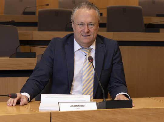 Provincieraadslid Wim Aernoudt in raadszaal Boeverbos