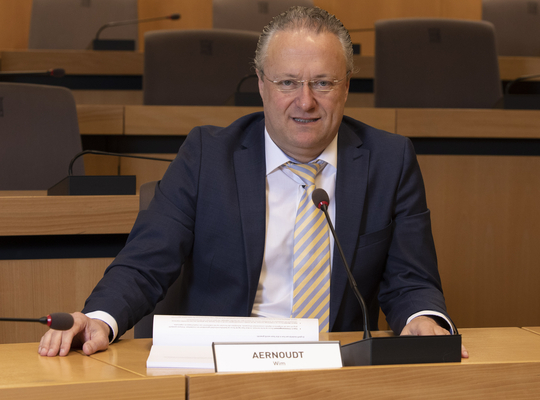 Provincieraadslid Wim Aernoudt in raadszaal Boeverbos