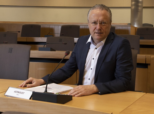 Provincieraadslid Wim Aernoudt in raadszaal Boeverbos