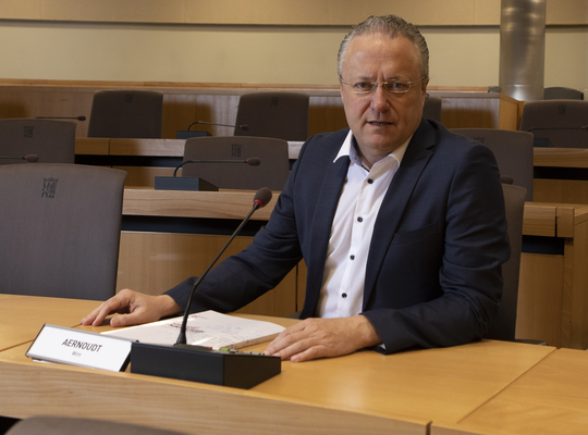 Raadslid Wim Aernoudt in raadszaal Boeverbos tijdens vraagstelling geloofsgemeenschappen