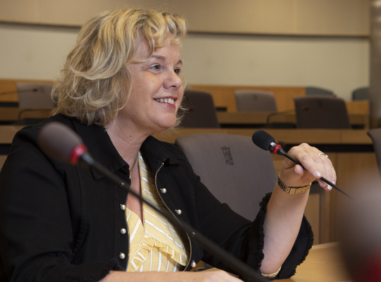 Raadslid Isabelle Vandenbrande in raadszaal Boeverbos