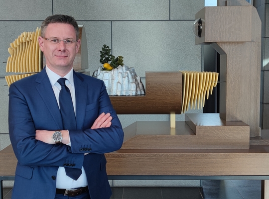Provincieraadslid Kurt Himpe bij kunstwerk Elbatargscu in provinciehuis Boeverbos
