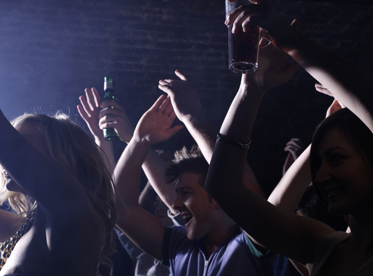 Feestende studenten van het Europacollege te Brugge