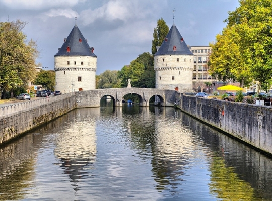 Riviertoerisme bij de Broeltorens in Kortrijk