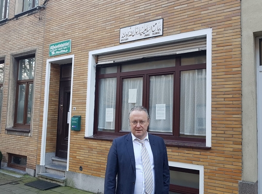 Provincieraadslid Wim Aernoudt bij mosjee Jamia Islamia in de Romestraat in Oostende