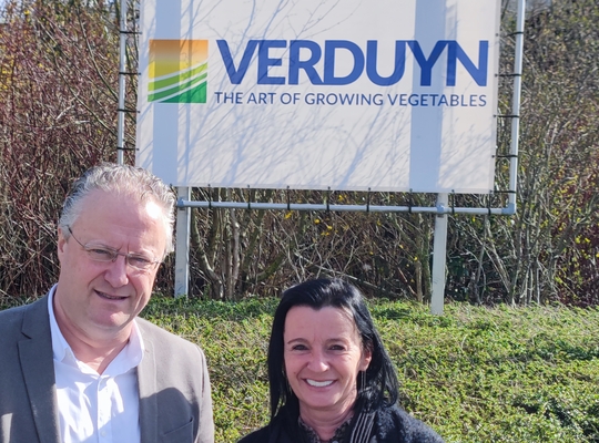 Foto van provincieraadslid Wim Aernoudt en Veerle Vanslembrouck bij bedrijf Verduyn in de Galgestraat te Kortemark