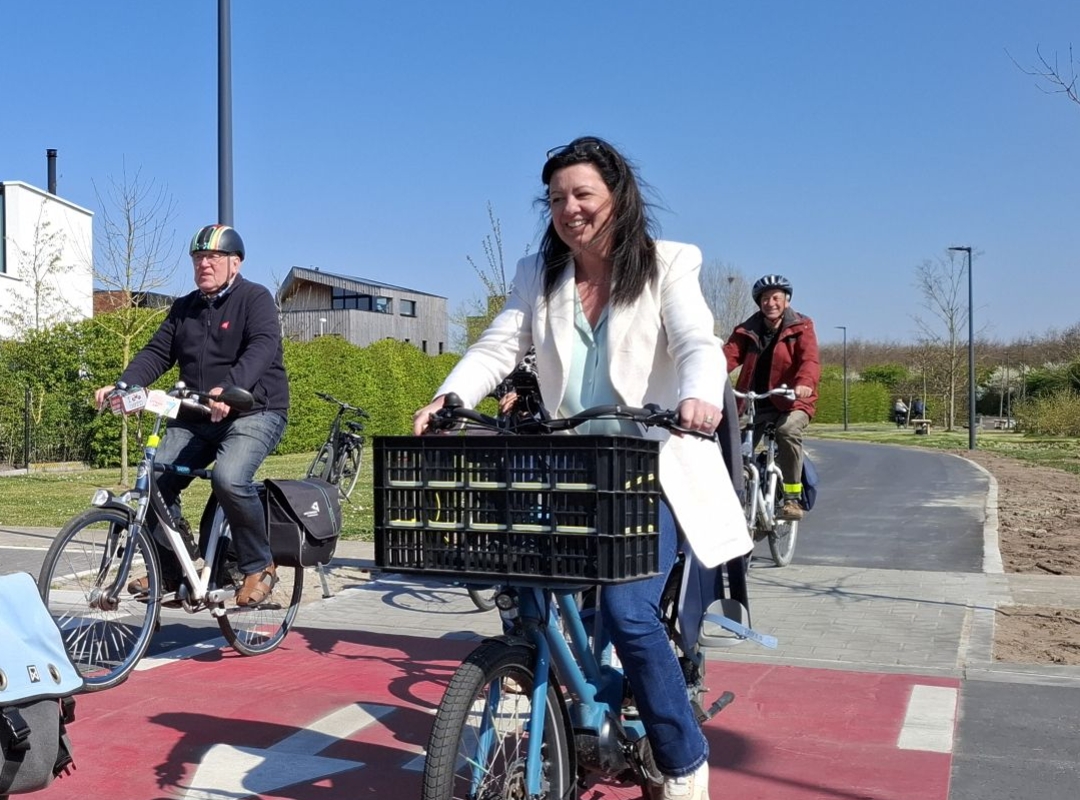 Provincie West-Vlaanderen en Stad Oostende huldigen nieuw veilig fietspad langs Stuiverstraat in
