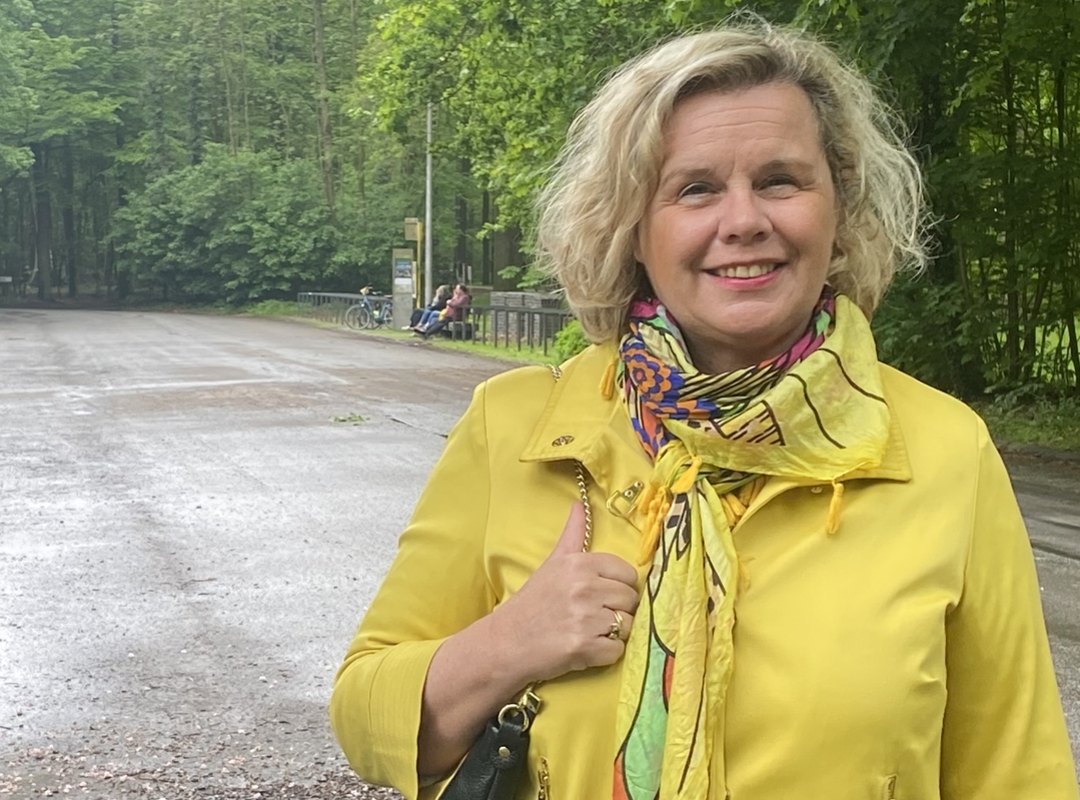 Provincieraadslid Isabelle Vandenbrande bij parking Drie Koningen in provinciedomein Bulskampveld te Beernem