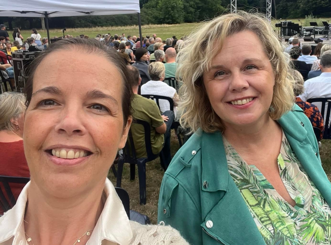 Foto van provincieraadslid Isabelle Vandenbrande (rechts) samen met zus en Beernems gemeenteraadslid Barbara Vandenbrande (links) tijdens Pakske Natuur deze zomer in provinciedomein Bulskampveld